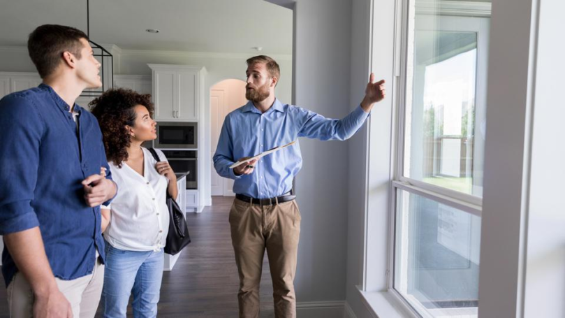 agente immobiliare visitare casa 